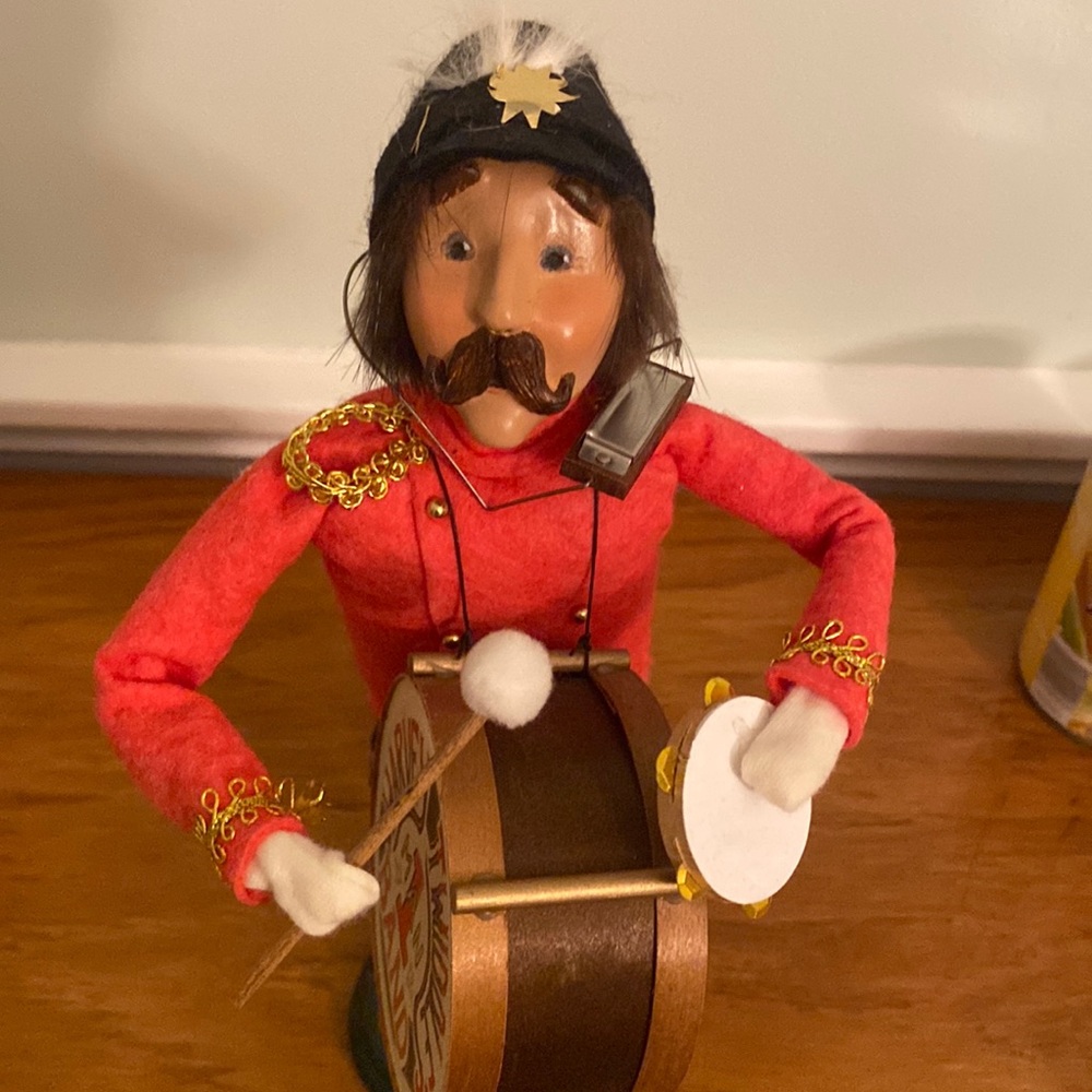 Byer’s Choice Caroler